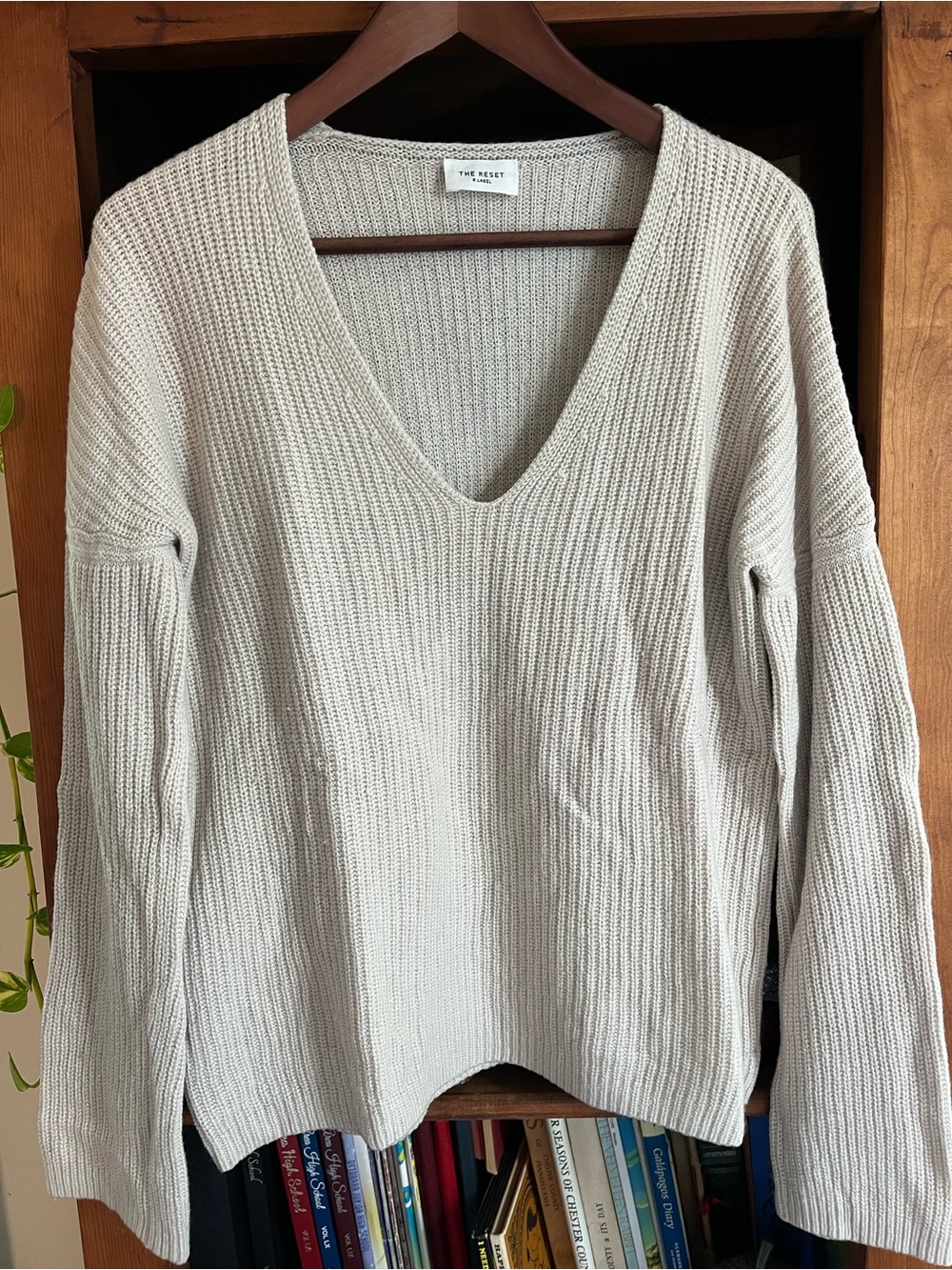 The Reset R Label “the Must Have V-Neck”Wool-Cashmere Cream Ribbed Sweater